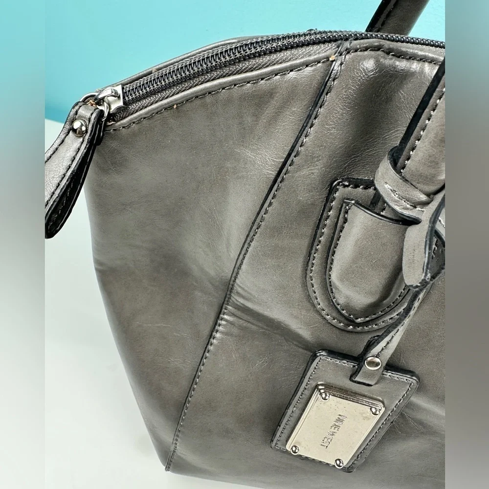 Nine West ladies gray leather handbag, excellent condition